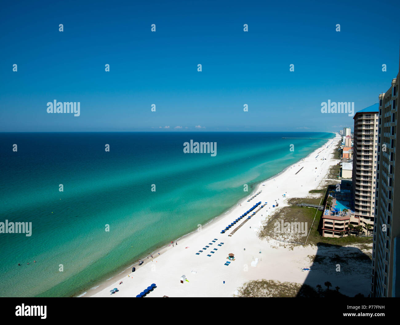 Panama City Beach Florida Costa Smeralda mit Pier im Hintergrund Stockfoto