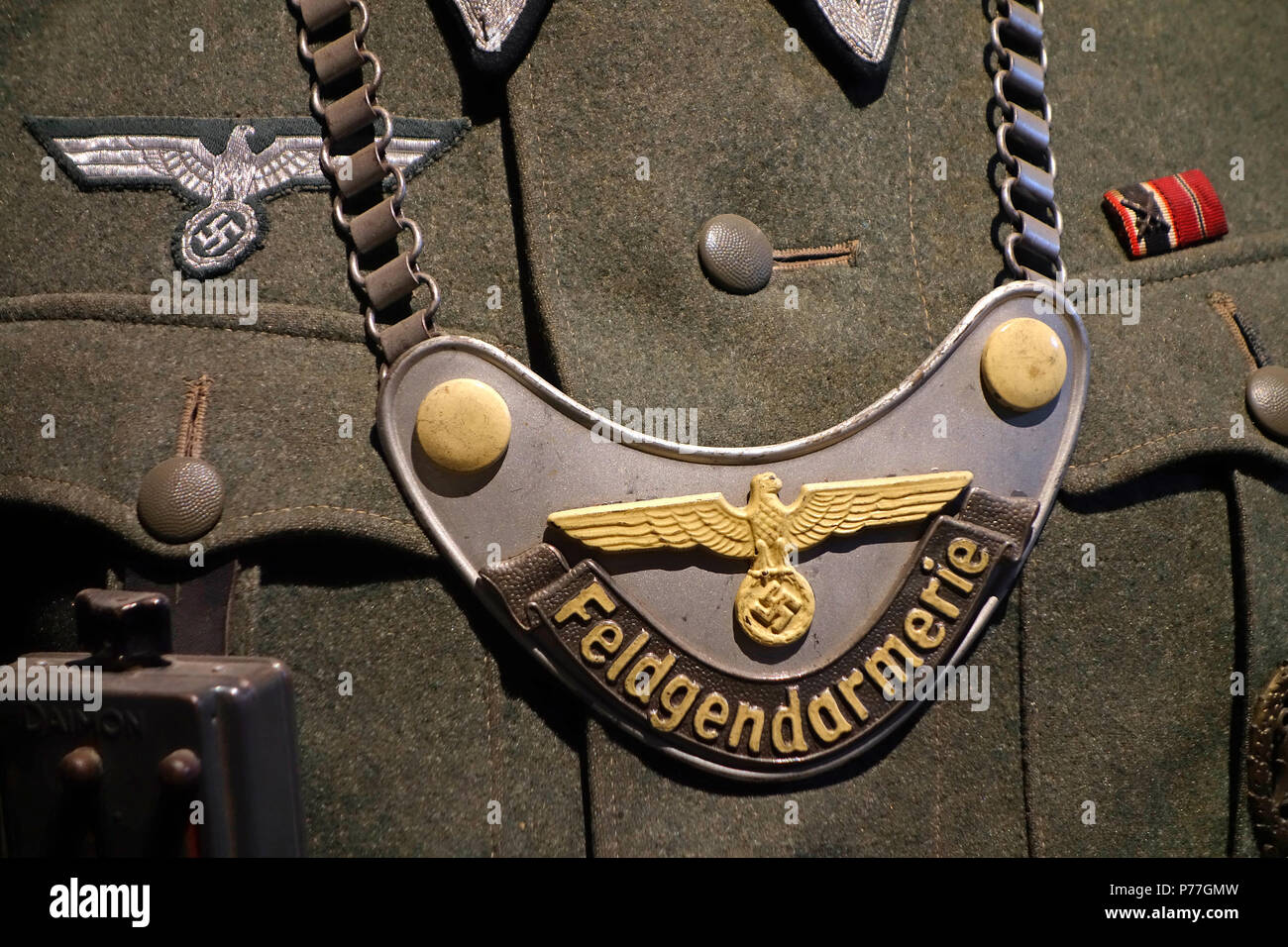 Nahaufnahme des WW2 German Feldgendarmerie/Militärpolizei gorget auf militärischen Uniform Stockfoto