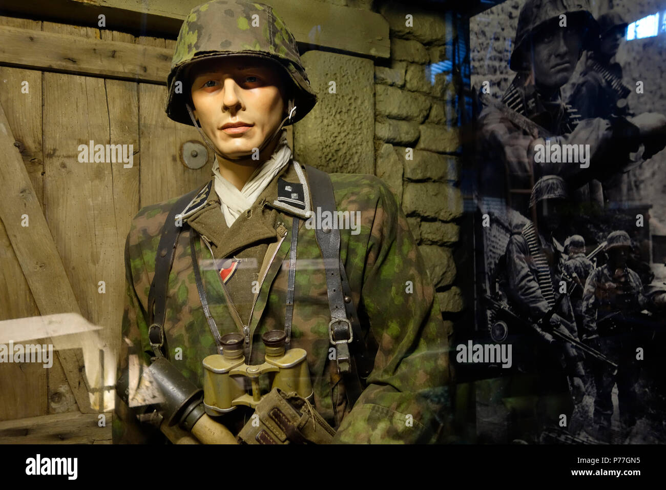 Deutsche Soldaten des Zweiten Weltkriegs in Camouflage battledress, Overlord Museum in der Nähe von Omaha Beach über WW2 D-Day, Colleville-sur-Mer, Normandie, Frankreich Stockfoto