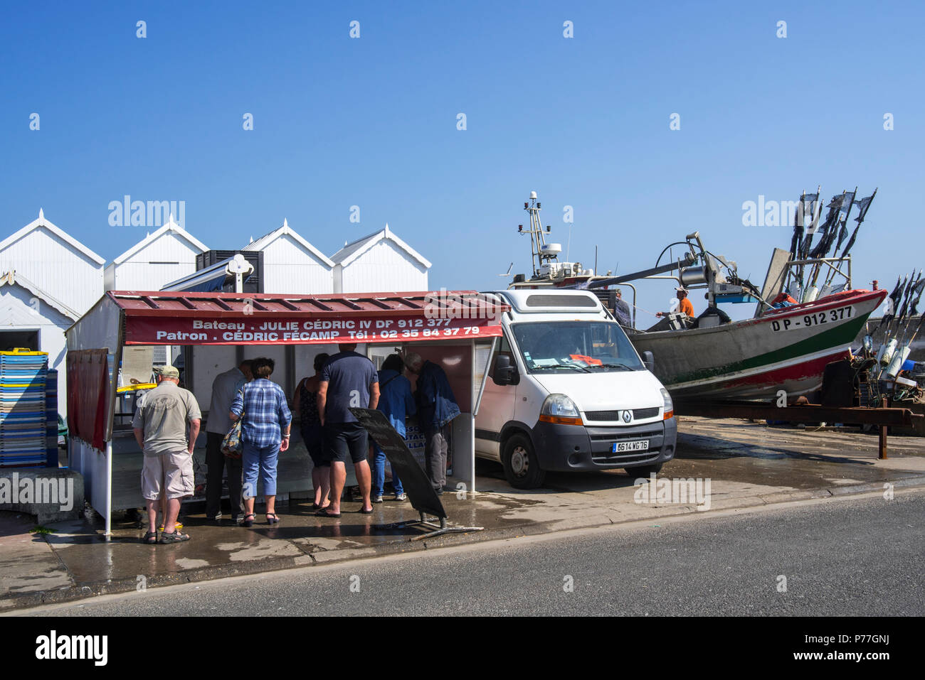 Fisch Stall der lokalen Fischer Verkauf von Meeresfrüchten und Dory, flacher Boden Fischerboot in Dieppe, Seine-Maritime, Normandie, Frankreich Stockfoto