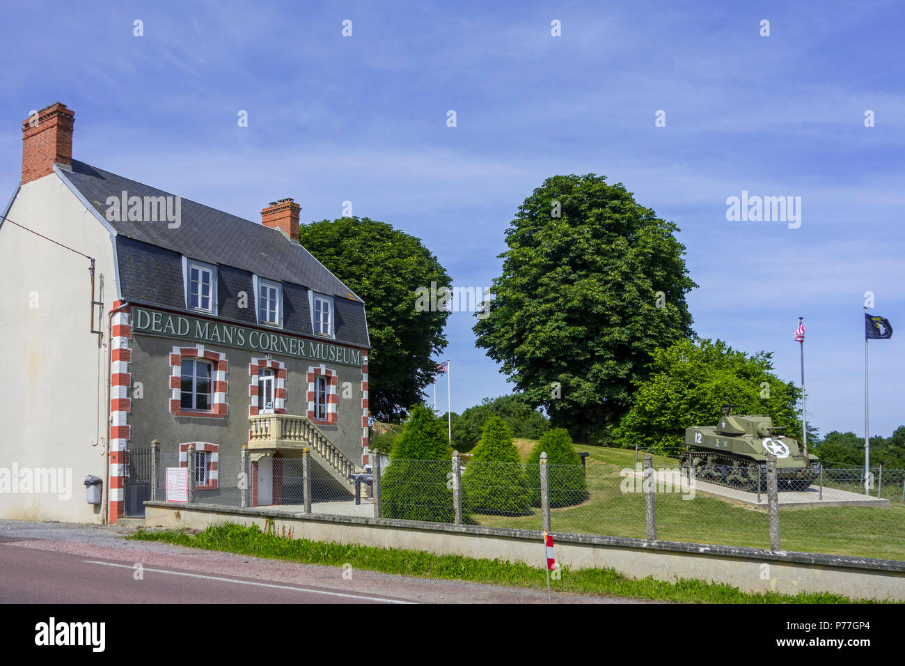 Amerikanische M5 Stuart leichter Panzer an der Ecke Museum des Toten Mannes, WK 2 Museum in Saint-Côme-du-Mont, Saint-Lô, Normandie, Frankreich Stockfoto