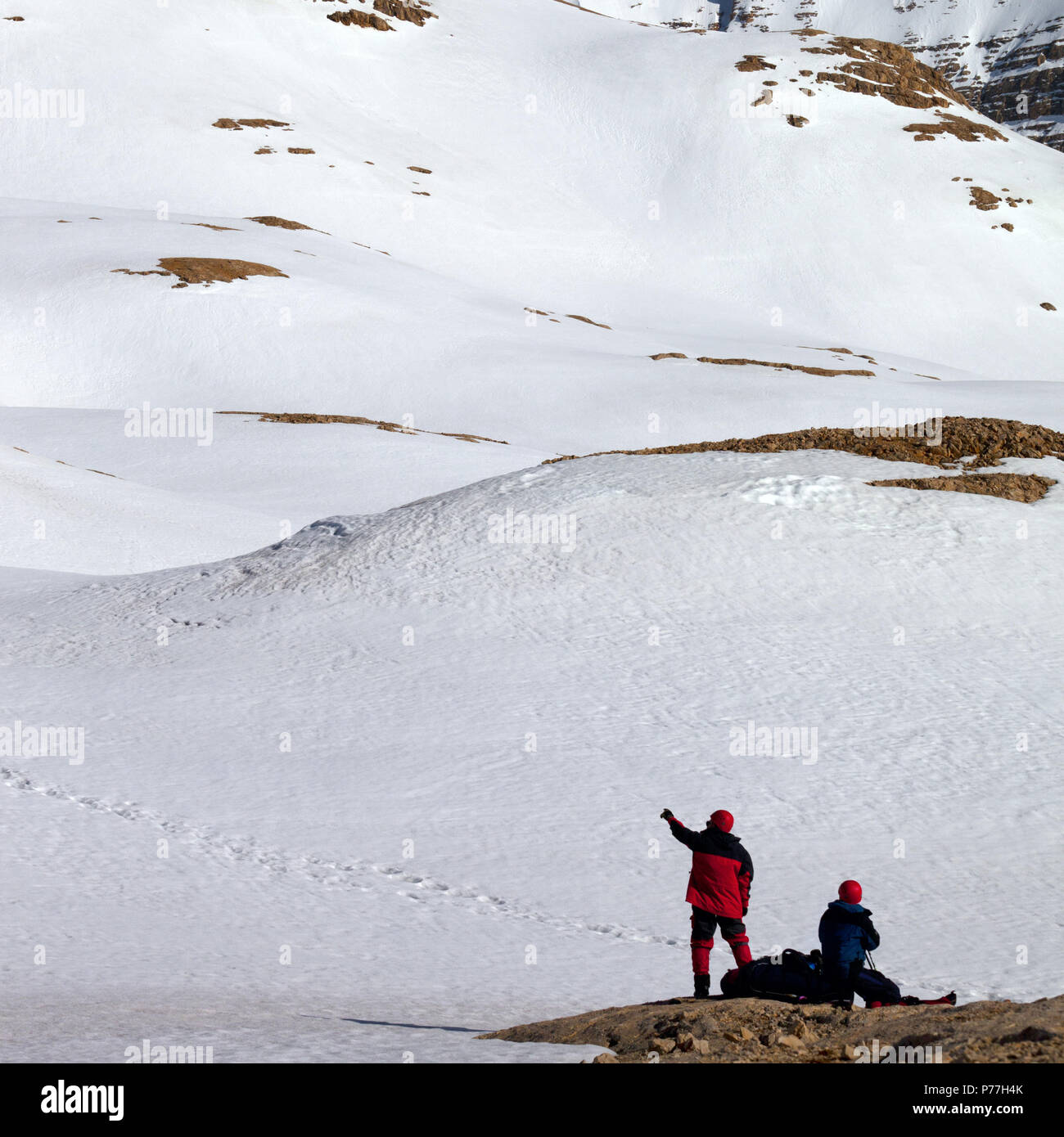 Zwei Wanderer in verschneiten Berg bei Sun winter Tag Stockfoto