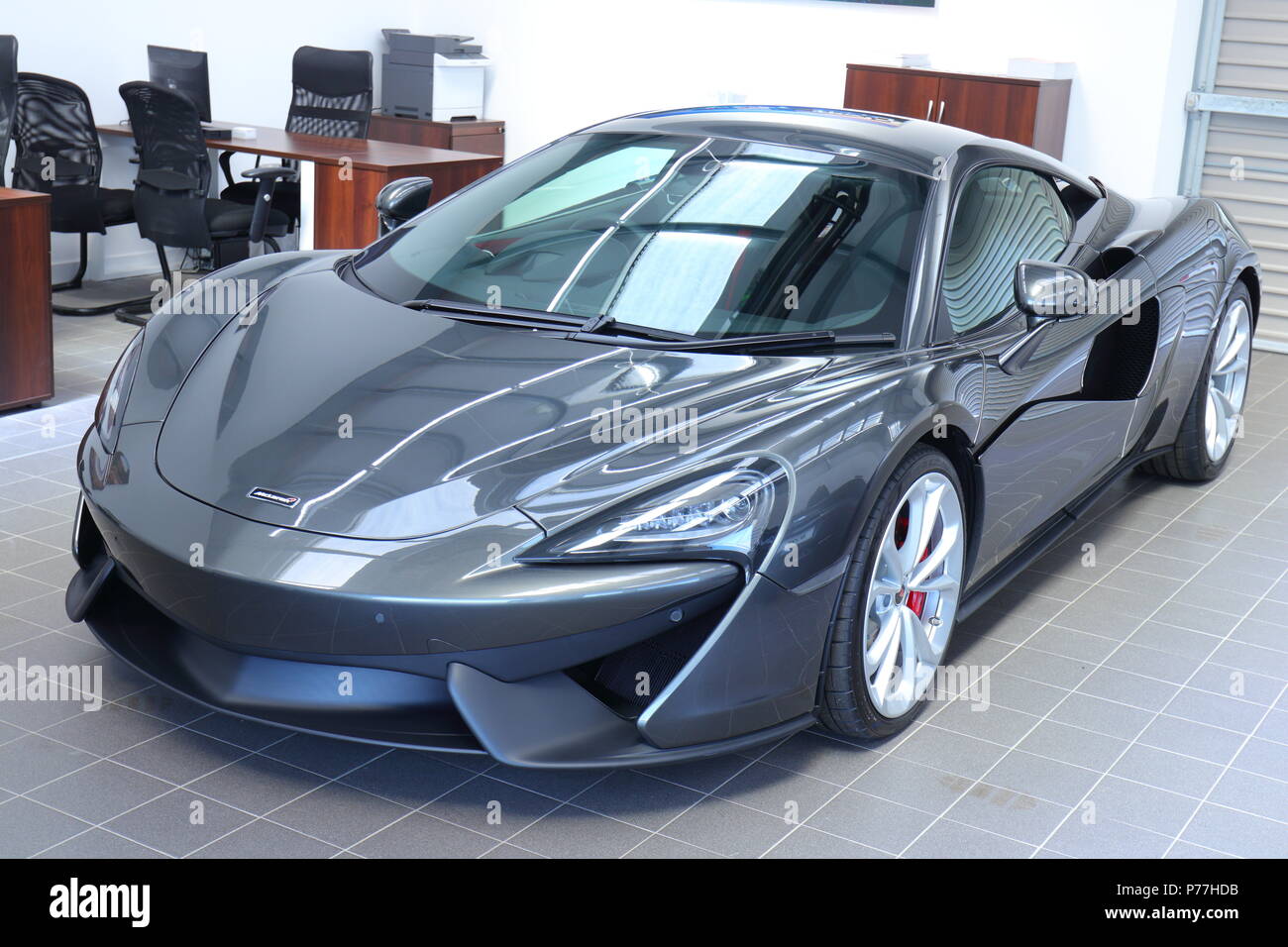Autos, die auf der neuen Mclaren Sportwagen Showroom im Tempel Grün in der Nähe von Leeds City Centre Stockfoto