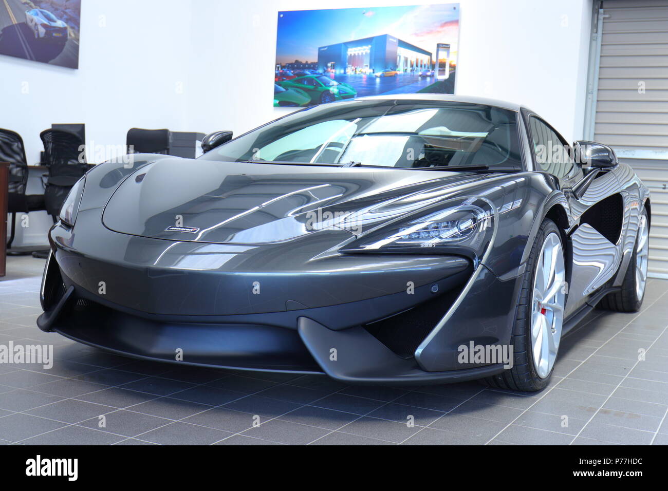Autos, die auf der neuen Mclaren Sportwagen Showroom im Tempel Grün in der Nähe von Leeds City Centre Stockfoto