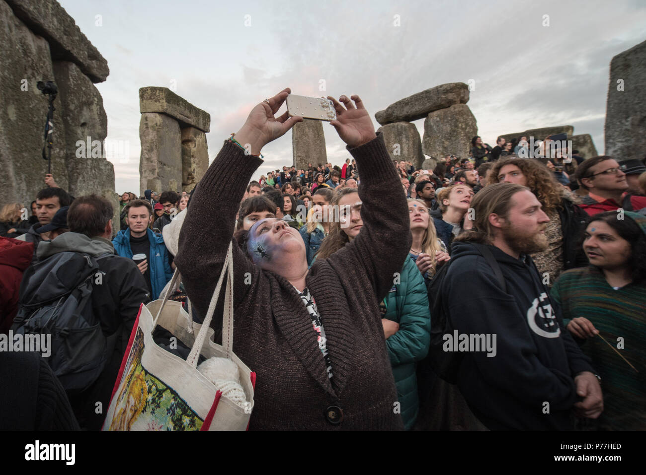 Stonehenge, Avebury, Wiltshire, UK. 21. Juni 2016. Mehrere tausend versammeln sich in Stonehenge die Sommersonnenwende an der berühmten historischen zu feiern. Stockfoto