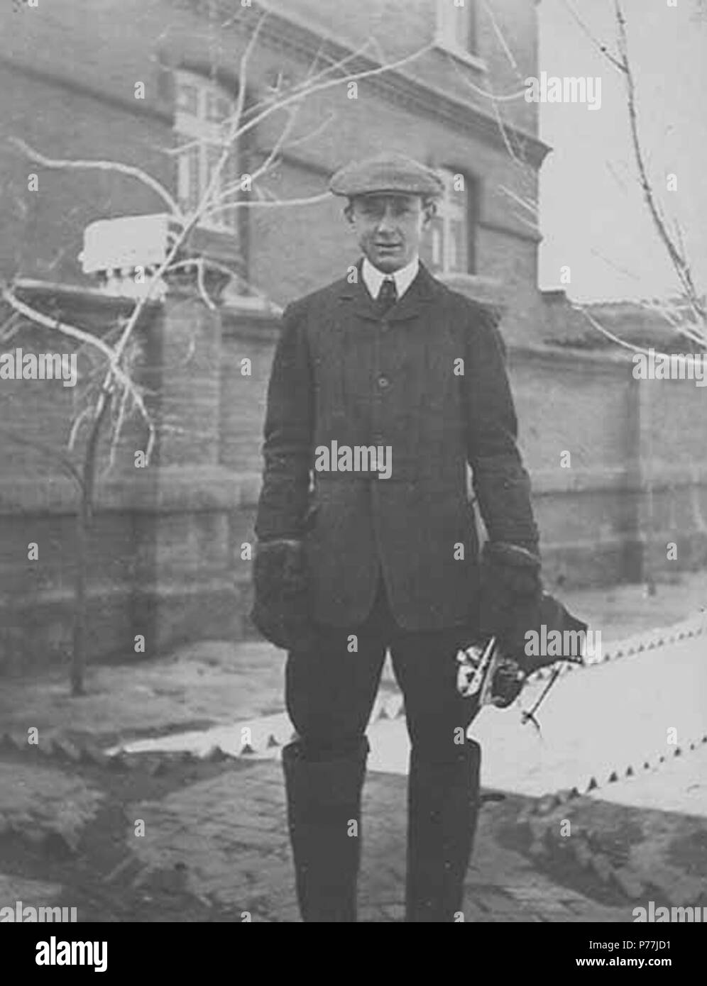 . Englisch: Robert Chandless holding Schlittschuhe, China, 1908. Englisch: auf Seite geschrieben: Kapitän der Ice Hockey Team PH-Coll 214. J53 b. 1908 11 Robert Chandless holding Schlittschuhe, China, 1908 (CHANDLESS 262) Stockfoto