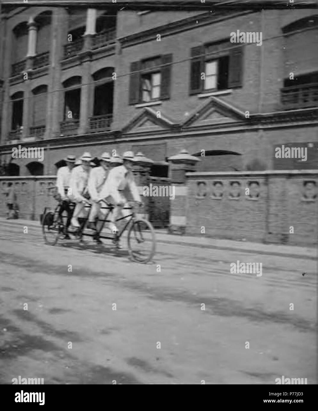 . Englisch: Robert Chandless und Freunden auf dem Fahrrad für vier, China, 1904. Englisch: PH-Coll 214. E3b. 1904 11 Robert Chandless und Freunden auf dem Fahrrad gebaut für vier, China, 1904 (CHANDLESS 123) Stockfoto