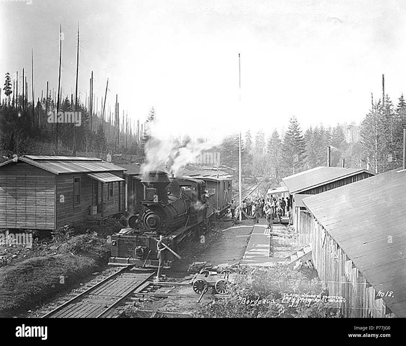 . Englisch: 2-truck Shay Lokomotive mit Besatzung im Camp, Bordeaux Lumber Company, Ca. 1919. Englisch: Legende auf Bild: Bordeaux. Nr. 18 PH-Coll 516.209 Bordeaux Brüder begannen die Protokollierung im Mason County in den frühen 1890er Jahren. Ihre Arbeiten wurden um 1899 zu Thurston County verschoben. Themen (LCTGM): Eisenbahn Lokomotiven - Washington (State); Lumber Camps - Washington (State); Eisenbahn Güterwagen - Washington (State); Fahnenmasten - Washington (State); Bordeaux Lumber Company - Leute - Washington (State); Bordeaux Lumber Company - - Ausrüstung & Zubehör - Washington (State); Bordeaux Lumber Company - Fac Stockfoto