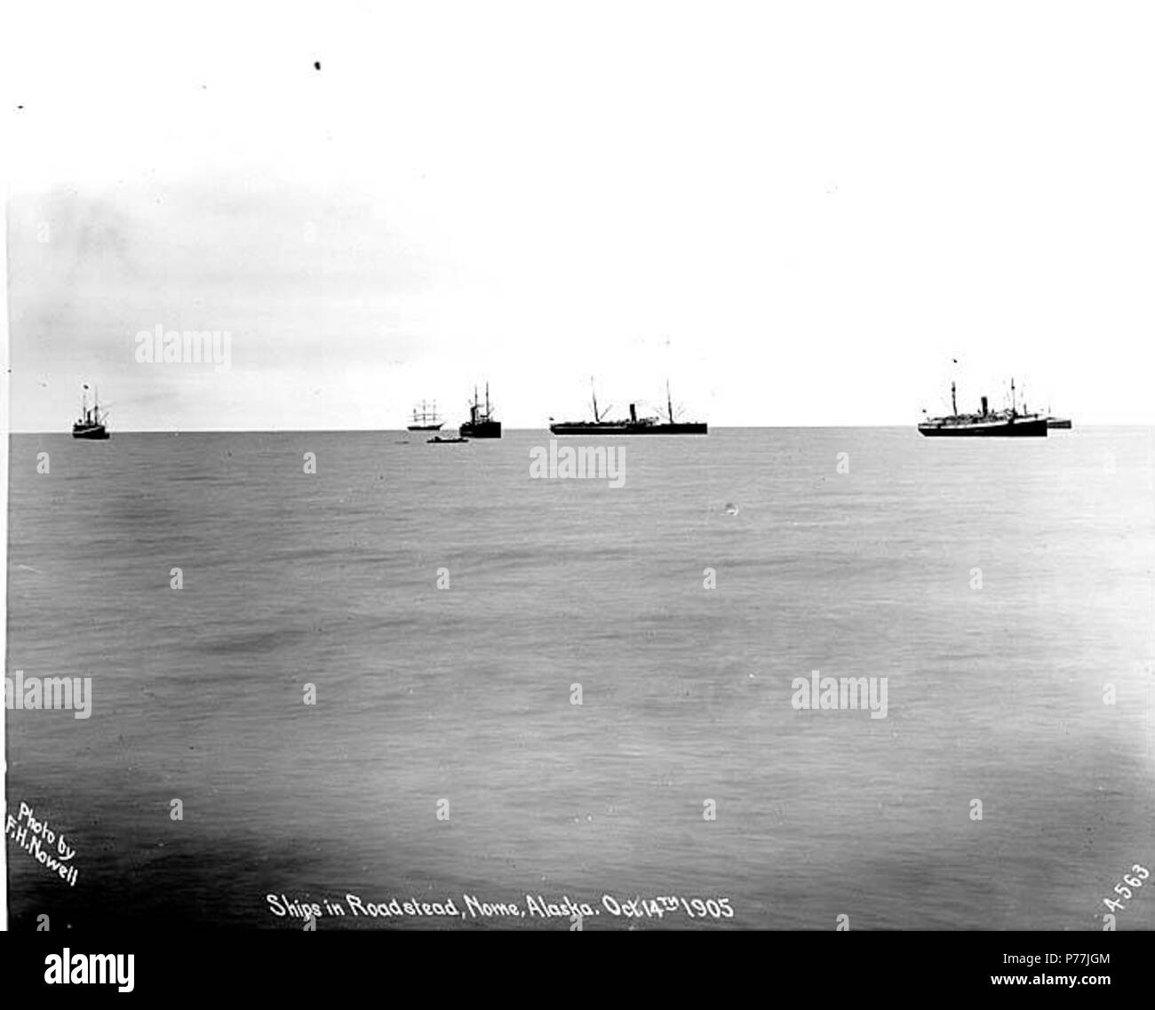 . Englisch: Schiffe vor Anker gegangen Nome, Oktober 1905. Englisch: Legende auf Bild: Schiffe auf Reede, Nome, Alaska. Okt. 14 1905. Foto von F.H. Nowell, 4563 Fächer (LCTGM): Schiffe - Alaska - Nome. 1905 11 Schiffe vor Anker gegangen Nome, Oktober 1905 (NOWELL 135) Stockfoto