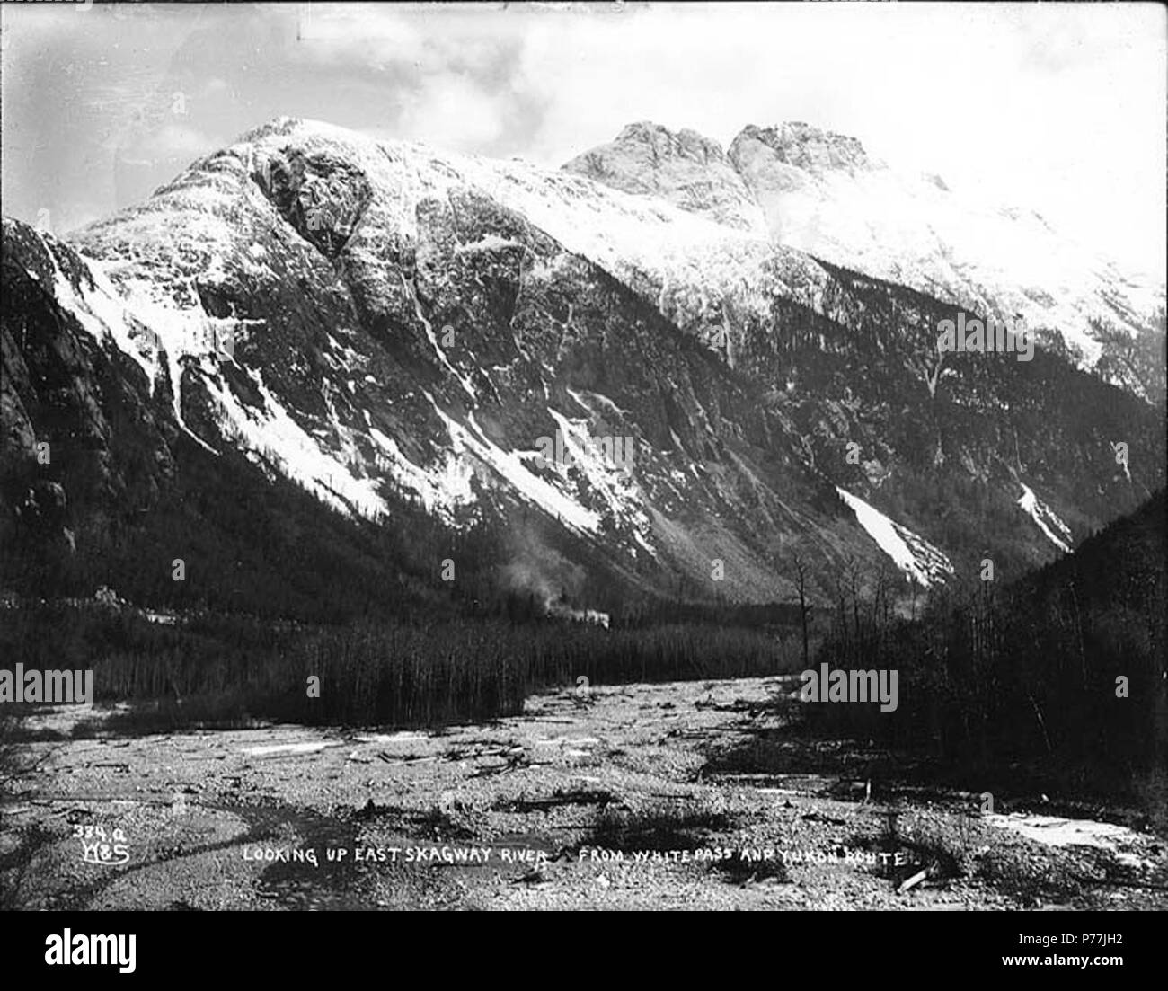 . Englisch: Skagway River von White Pass Trail, Alaska, Ca. 1898. Englisch: Legende auf Bild: "Die Suche nach Osten Skagway River von White Pass und Yukon Route" Bild im Hegg Album 3, Seite 39. Original Foto von Eric A. Hegg 269 und kopiert von Webster und Stevens 334. a. Klondike Gold Rush Themen (LCTGM): Flüsse - Alaska; Berge - Alaska Themen (LCSH): Skagway (Alaska). ca. 1898 12 Skagway River von White Pass Trail, Alaska, ca 1898 HEGG (169) Stockfoto