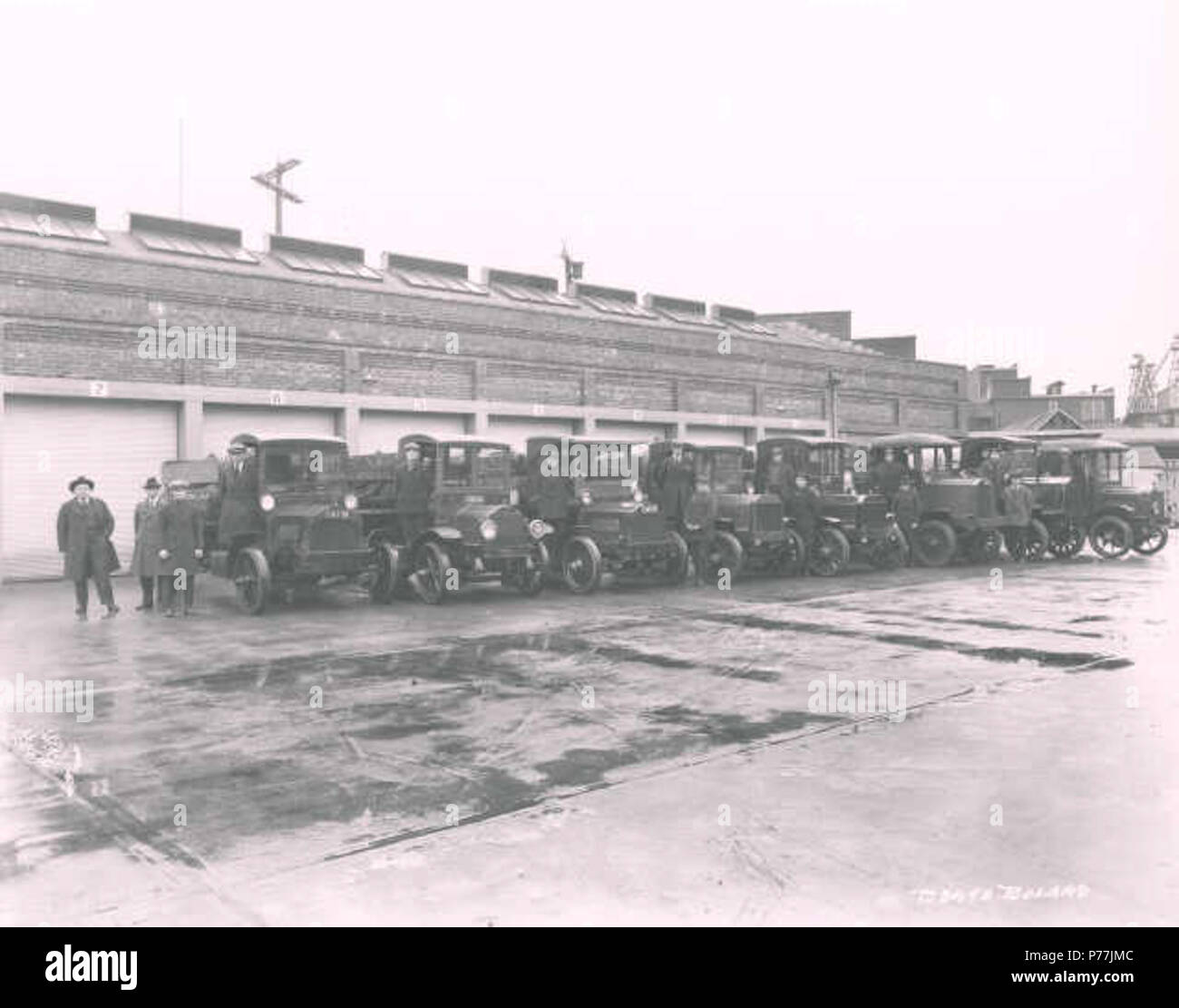 Englisch: Januar 1, 1921 mit sich brachte die stolze Nachrichten, daß die Tacoma Zweig der Standard Oil Company hatte der beneidenswerten Rekord von 100 Prozent unfallfrei in Ihren Tank lkw-Abteilung. Die acht Lastwagen plus stolz Treiber und Firma, die Beamte wurden fotografiert Vor was scheinen gezählt zu Garagentore werden gesäumt. Dieser Datensatz wurde besonders bemerkenswert, da die Lastwagen jeden Tag und jede Nacht betrieben, Benzin an die Garagen und Tankstellen der Stadt. Ihre kombinierten Kilometerstand wurde um 4,221 Meilen pro Monat. Sie hielten die beste Aufzeichnung an der Pazifikküste. (TDL 1 / Stockfoto