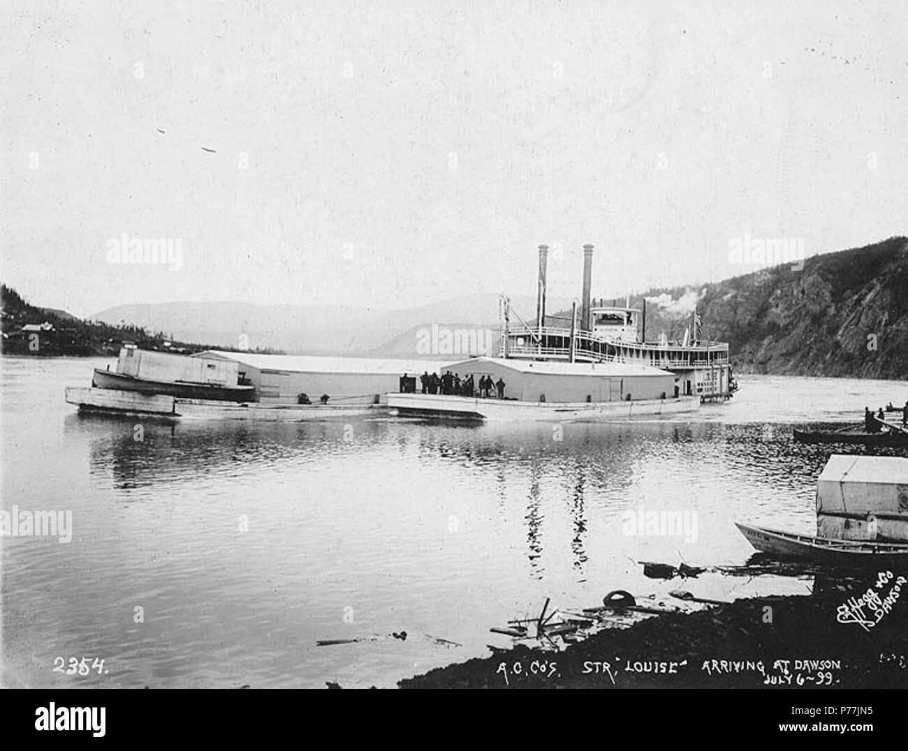 . Englisch: Steamboat LOUISE Dawson City, Yukon Territory, 6. Juli 1899 eingehen. Englisch: Legende auf Bild: "A.C. Co Str. 'Louise' Ankunft in Dawson. Juli 6'99'' Themen (LCTGM): Dampfschiffe - Yukon - Dawson; Flüsse - Yukon - Dawson Themen (LCSH): Louise (Dampfschiffe); Yukon River (Yukon und Alaska). 1899 12 Steamboat LOUISE Dawson City, Yukon Territory, Juli 6, 1899 eintreffen (HEGG 592) Stockfoto