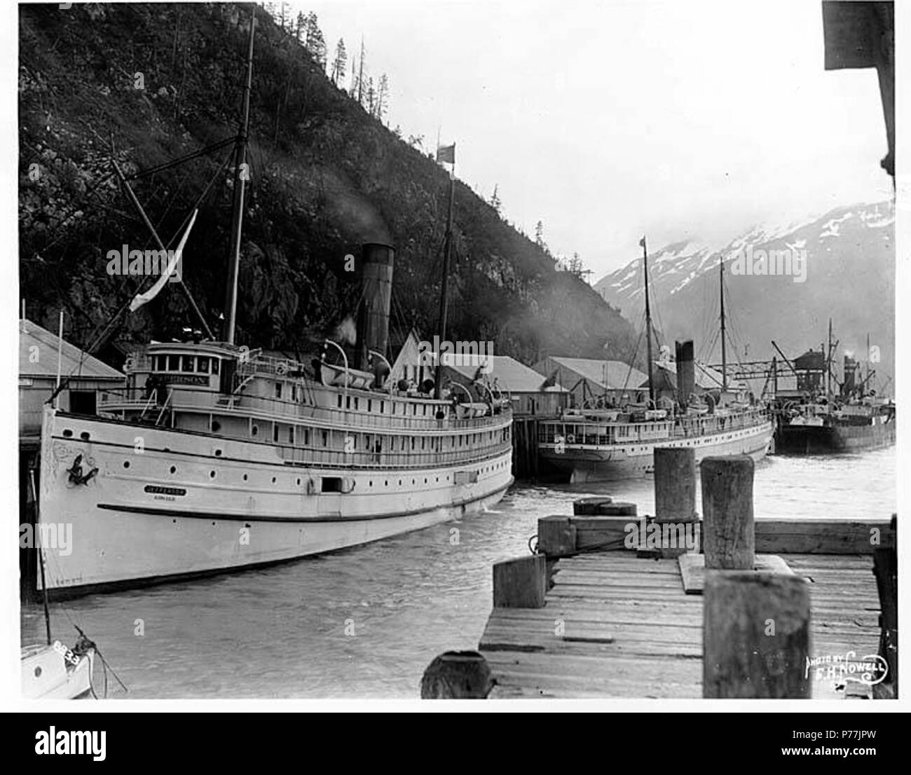 Englisch: Dampfer Jefferson und Prinzessin kann am Dock, Skagway, Ca. 1904.  Englisch: Legende auf Bild: Foto von F.H. Nowell, 6333 auf der Rückseite  des Bildes: S.S. Jefferson, Skagway, Alaska die Jefferson