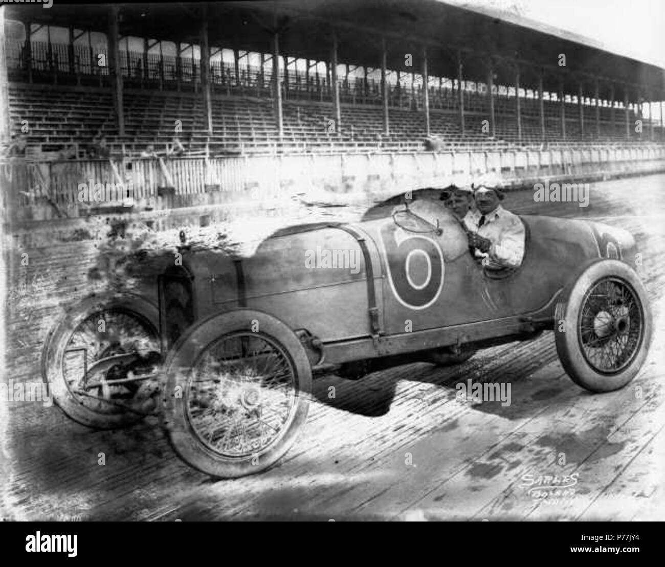 Englisch: Roscoe Hofkirchen in seinem #6 Duesenberg auf der Spur der Tacoma Speedway circa 1921. Treiber Hofkirchen, Sieger der letzten Uniontown, Pennsylvania Rennen, wurde erwartet, mit 1920 Tacoma's Speedway Sieger Tommy Milton für die ersten 10.000 $ Preisgeld und 500 WM-Punkte in der 4. Juli 250-Meile Rennen zu wetteifern. Tommy Milton hatte gerade die Indy 500 am Memorial Day gewonnen und würde gehen Sie auf Wiederholen wie Tacoma's Champion, indem sie riechen Roscoe Hofkirchen mit einer durchschnittlichen Geschwindigkeit von 96.84. Herr Hofkirchen 'Duesenberg Mannschaftskameraden beendete Dritte und Sechste im 9-Auto. (Drucken von stark negativen beschädigt) ( Stockfoto