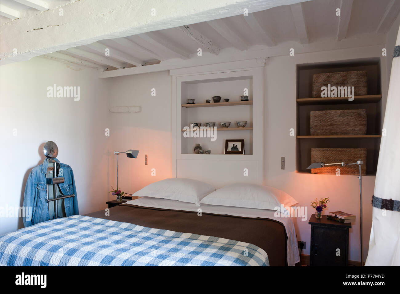 Schlafzimmer im Landhausstil mit karierten Decke Stockfoto