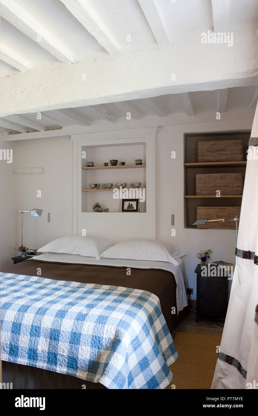 Schlafzimmer Im Landhausstil Mit Karierten Decke Stockfoto