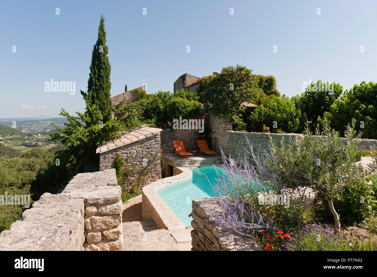 Pool mit rustikalen Steinmauern Stockfoto