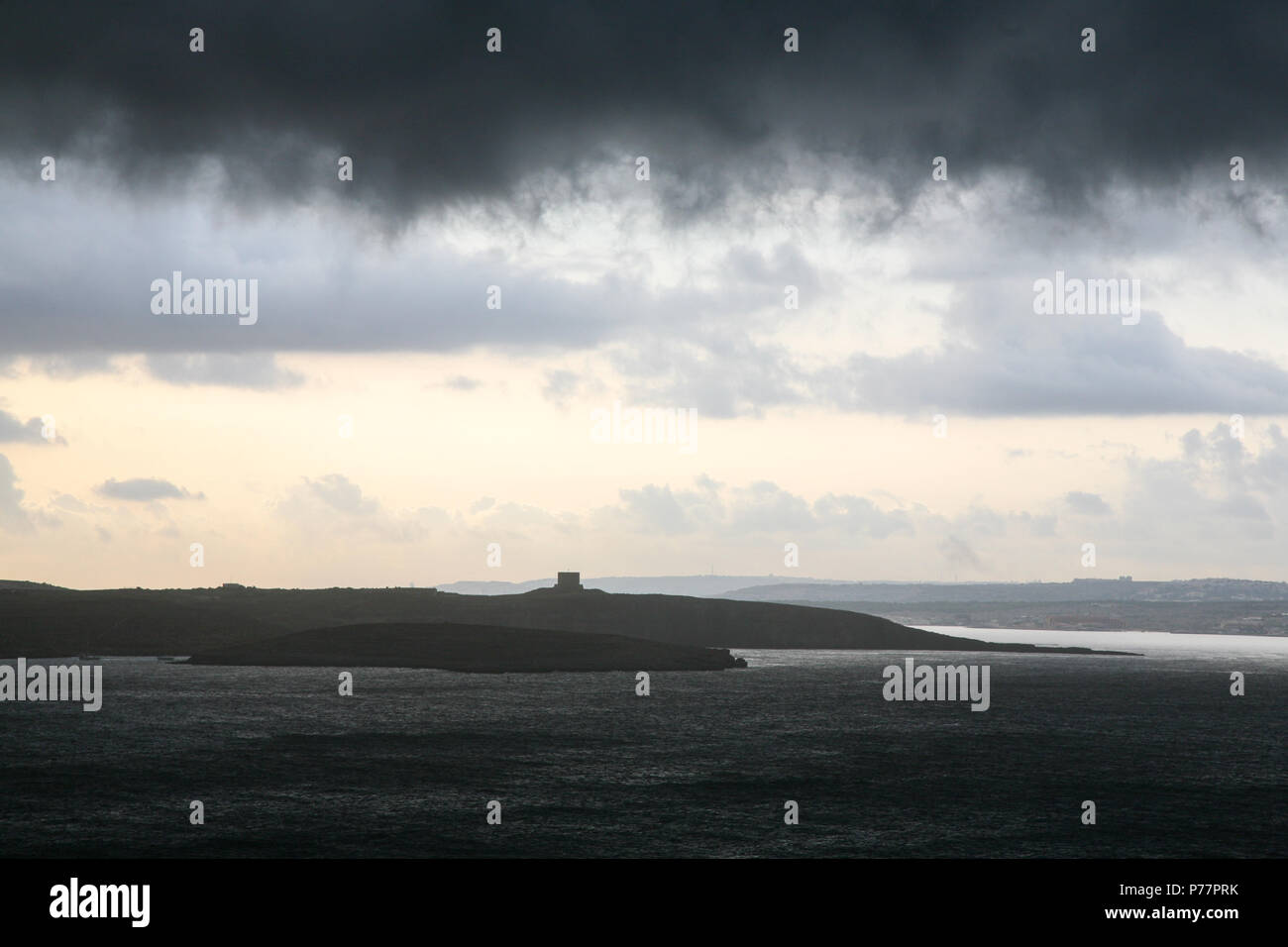 Dramatische Wetter mit schwarzen Wolken über einem türmchen Shoreline wie der Ozean Ebbe in den Fluss am frühen Abend, Devon, England. Europa. Stockfoto