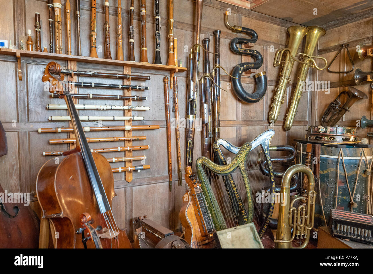 Alte Musikinstrumente auf der Snowshill Manor in der Cotswold Dorf Snowshill, Gloucestershire, Großbritannien Stockfoto