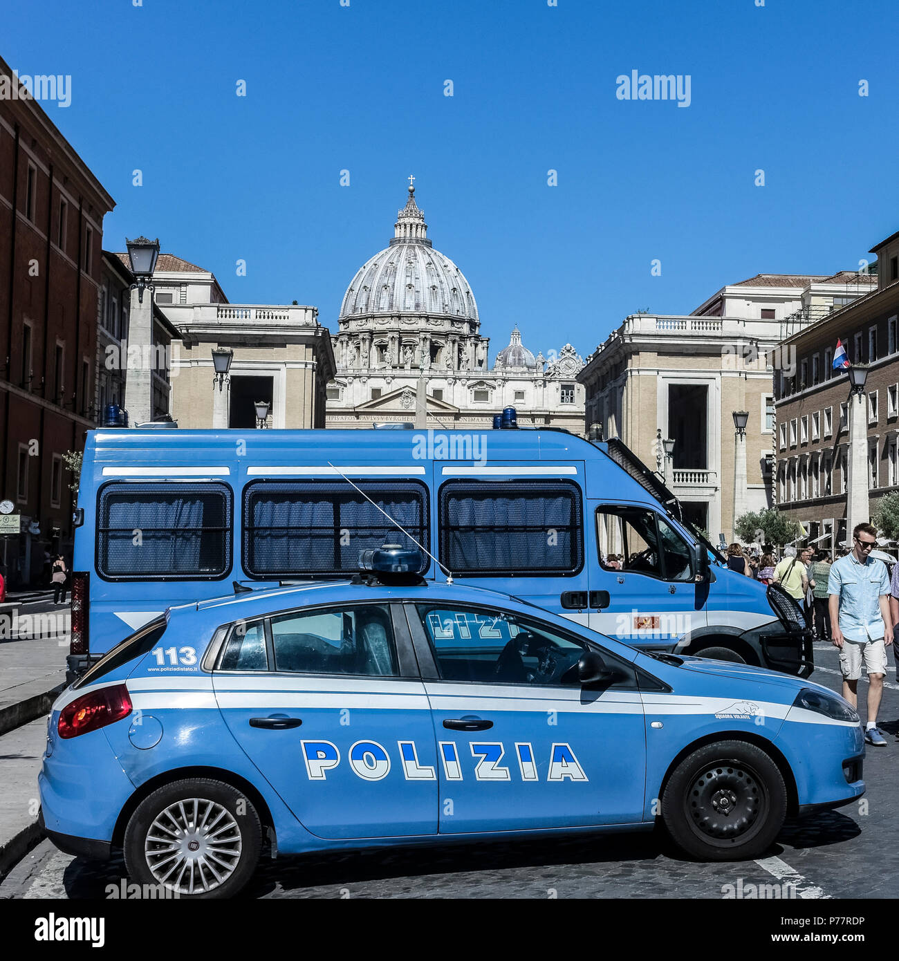 Polizeiautos patrouillieren in der Via della Conciliazione beim Petersdom. Vatikanstadt. Rom, Italien, Europa Copy Space, klarer blauer Himmel, Nahaufnahme. Stockfoto