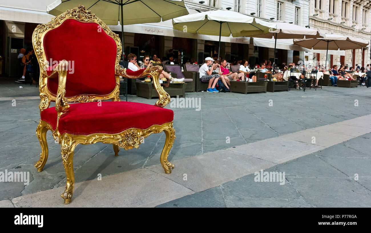 Rotem samt und gold Kaiser Stuhl Sessel, Leer, auf dem Gehsteig der Piazza dell'Unità d'Italia, outside cafe degli Specchi. Triest, Italien, Europa. Stockfoto