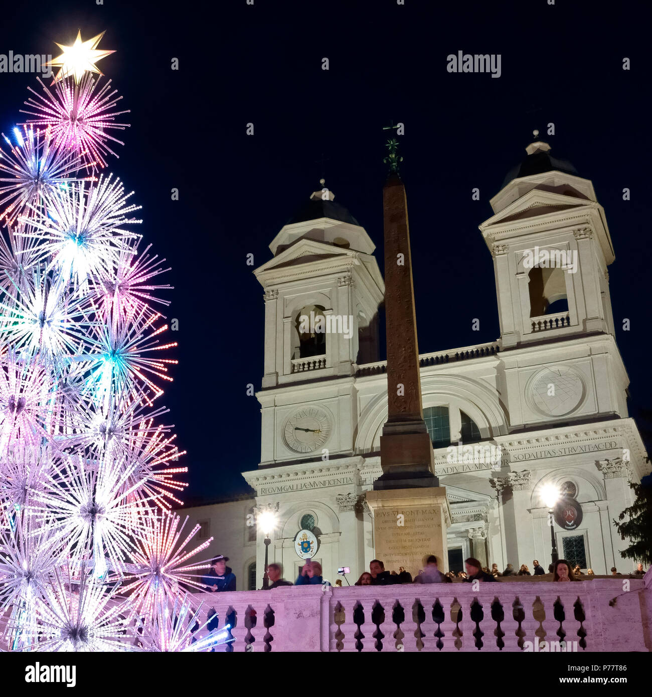 Weihnachtsbaum, auf der Spanischen Treppe, Trinità dei Monti, Piazza di Spagna. Weihnachtszeit, Wintersaison. Rom, Italien, Europa, EU. Nahaufnahme. Stockfoto