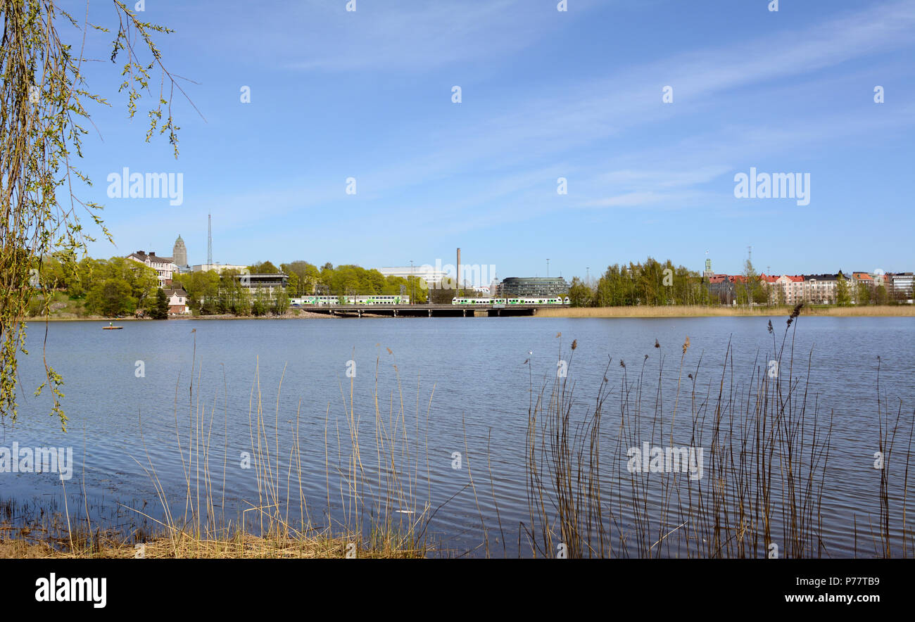 VR Pendolino Züge überqueren Sie eine Brücke, auf der anderen Seite von toolo Bucht in Helsinki City Park Stockfoto