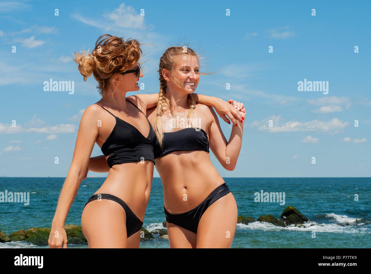 Glück Moment. Zwei attraktive Mädchen im Bikini am Strand. Beste Freunde, Spaß, Sommer Urlaub Lifestyle. Stockfoto