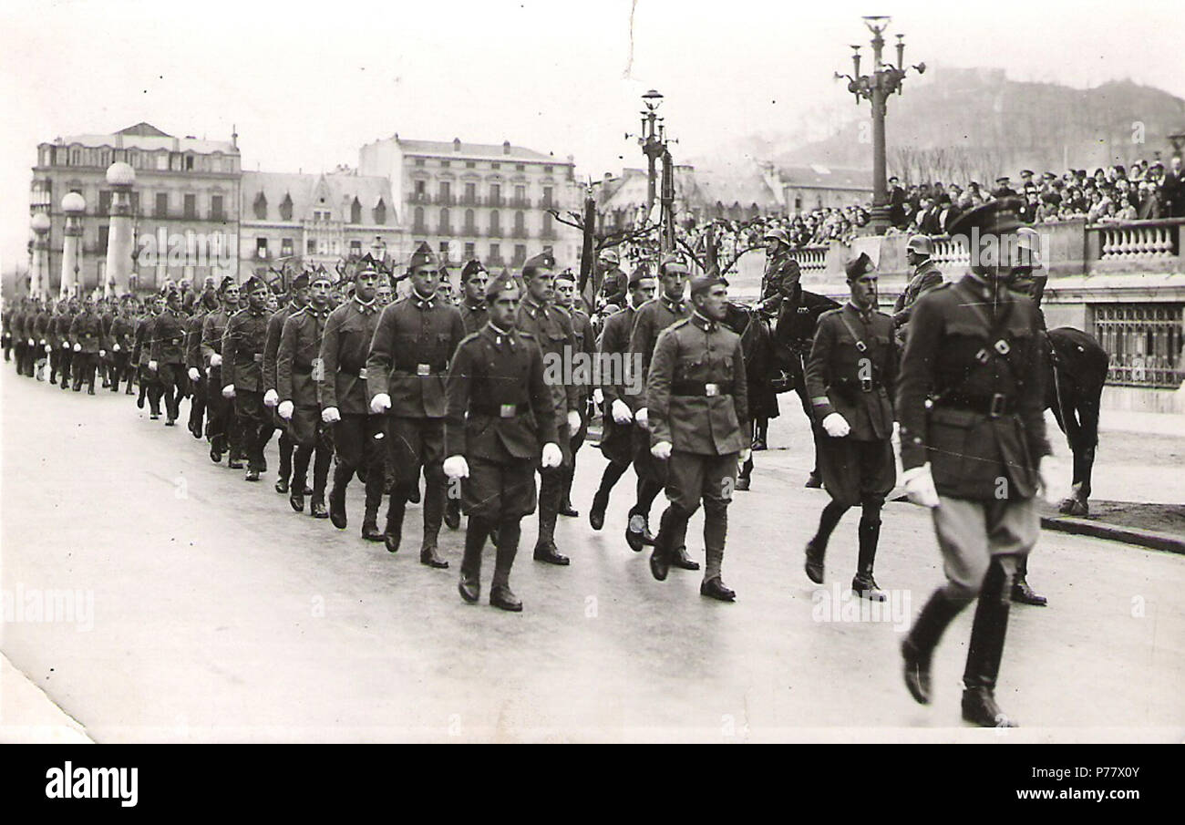 Englisch: Soldaten des Korps der Ingenieure, 6. Division stationiert am Sitz der Loiola unten paradieren die Zurriola Brücke in Donostia-San Sebastián, San Fernando, feiert am 30. Mai 1936. Aufgrund der zunehmenden politischen Spannungen, sie waren Bood und Kieselsteine auf Sie geworfen, Español: Soldados del Batallón de Zapadores nº 6 de La Sexta División Orgánica (cuarteles de Loyola) desfilando por la tatsächliche Avenida de la Zurriola Zeit El Día de San Fernando, 30 de Mayo. En ese Momento, dado El tenso Ambiente político que gestern en esas fechas, La Gente los estaba abucheando y silbando. Es más, Stockfoto