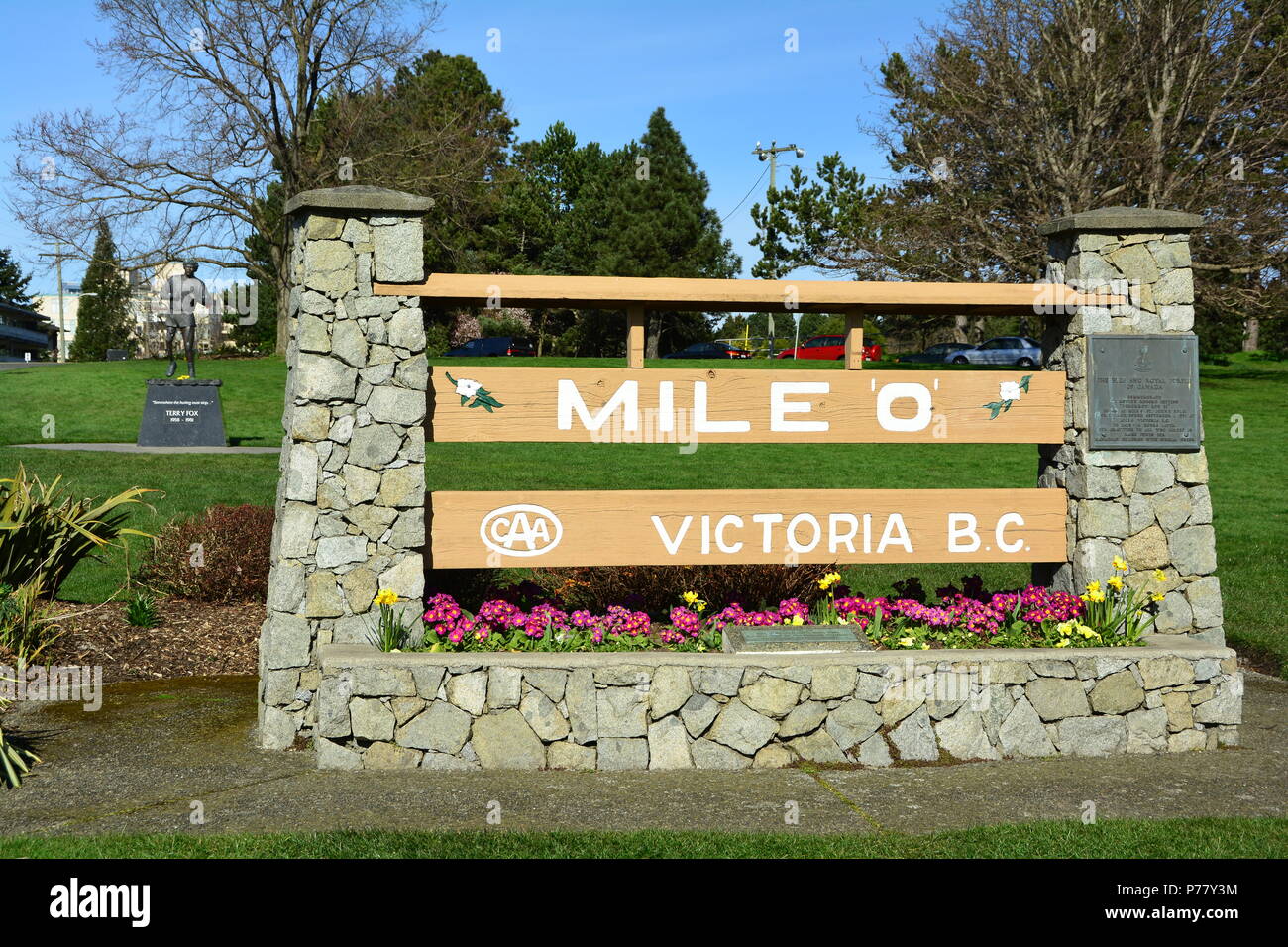 Mile Zero Zeichen in Victoria BC, Kanada, und der Start der Trans Canada Autobahn. Die Terry Fox Statue schaut im Hintergrund an. Stockfoto