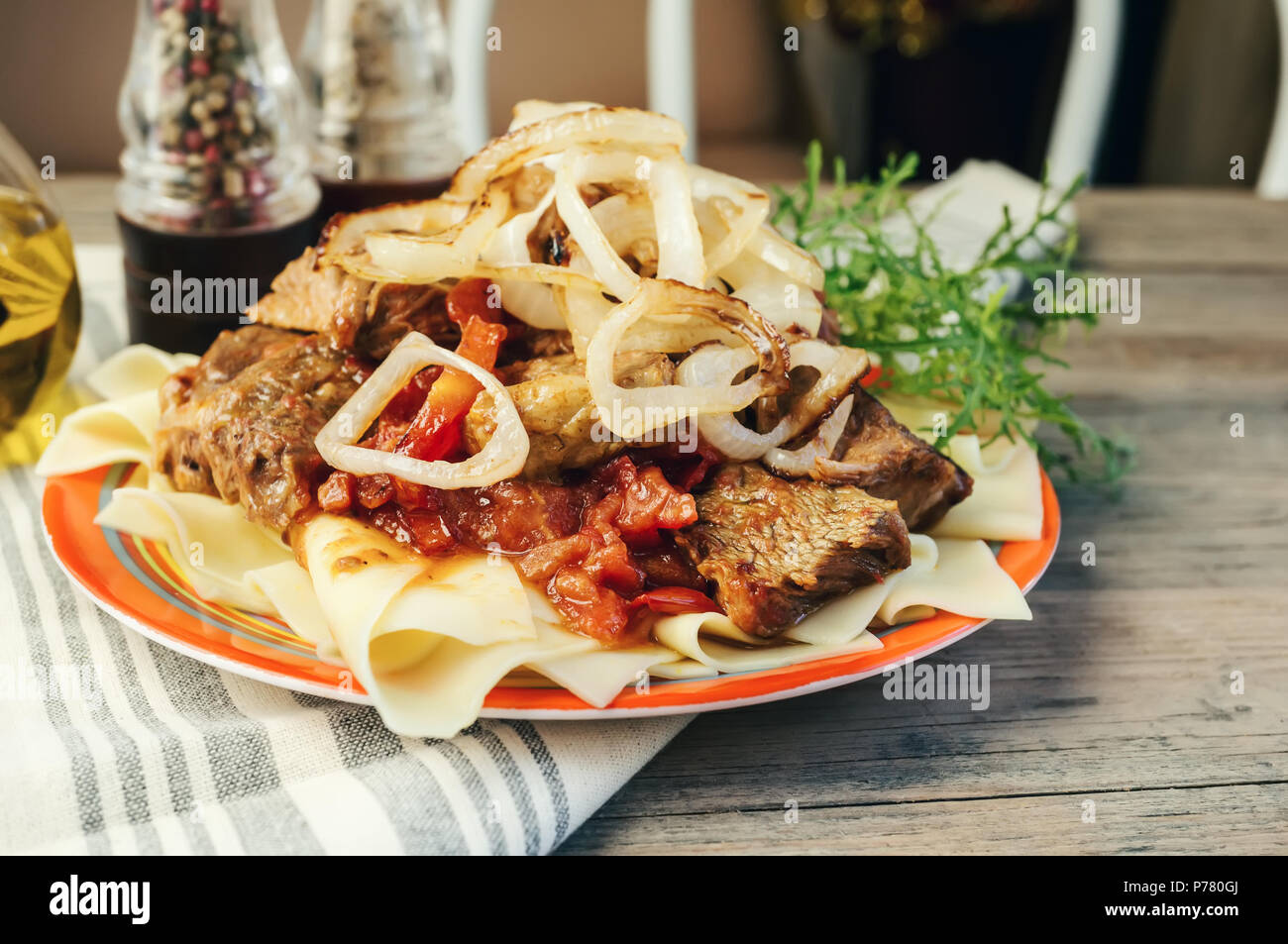 Traditionelle Gericht der Turkvölker in Zentralasien Beschbarmak. Kopieren spase. Stockfoto