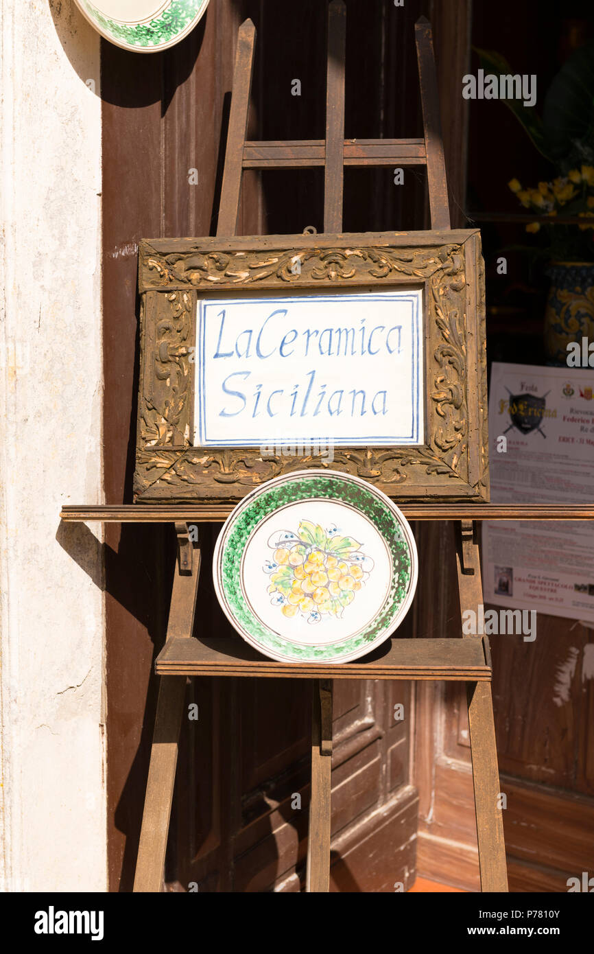 Italien Sizilien mittelalterliche Stadt Erice auf dem Monte San Giuliana Kult der Venus Erycina La Keramik sizilianische Keramik Schilderständer Tür Eingang shop shop Stockfoto