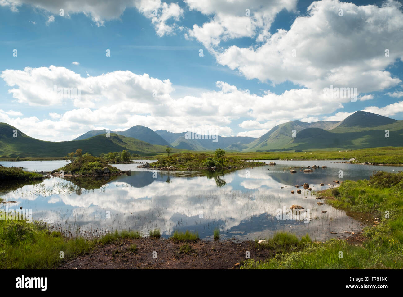 Cloud Reflexionen über Lochan Nah Achlaise, Rannoch Moor. Highlands, Schottland Stockfoto