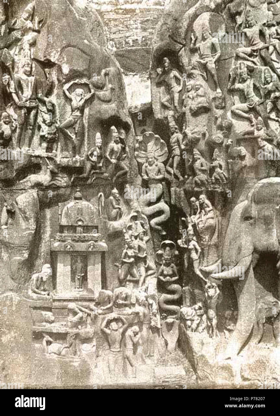 Englisch: Entlastung des 'Descend des Ganga' in Mahabalipuram (mamallapuram), Indien; die vollständige Entlastung Maßnahmen 9 x 27 m. English: Relief 'Herabkunft der Ganga' auch in Mahabalipuram (mamallapuram), (Indien); das gesamte Relief misst 9 x 27 m. -------- Nachträglich coloriertes Schwarzweißfoto - - - - Français: Bas-Relief de la "escente du Gange "à Mahabalipuram (mamallapuram) appelée aussi, Inde; Le bas-relief mesure 9 x 27 m dans sa Totalité. ca. 1925 14 Ganga Mahabalipuram 2 Stockfoto