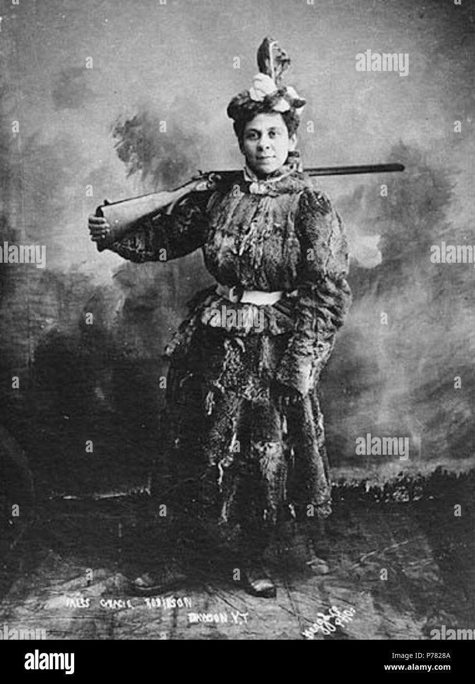 . Englisch: Miss Gracie Robinson, Dawson City, Yukon Territory, Ca. 1898. Englisch: Studio Portrait von einer Frau im Pelz mit Gewehr auf der Schulter gekleidet. Bildunterschrift auf Bild: 'Miss Gracie Robinson DawsonY.T.' Themen (LCTGM): Fell Bekleidung ------ Yukon Dawson, Gewehre - Yukon - Dawson; Portrait Fotos ------ Yukon Dawson Themen (LCSH): Robinson, Gnade. ca. 1898 9 Miss Gracie Robinson, Dawson City, Yukon Territory, ca 1898 HEGG (419) Stockfoto
