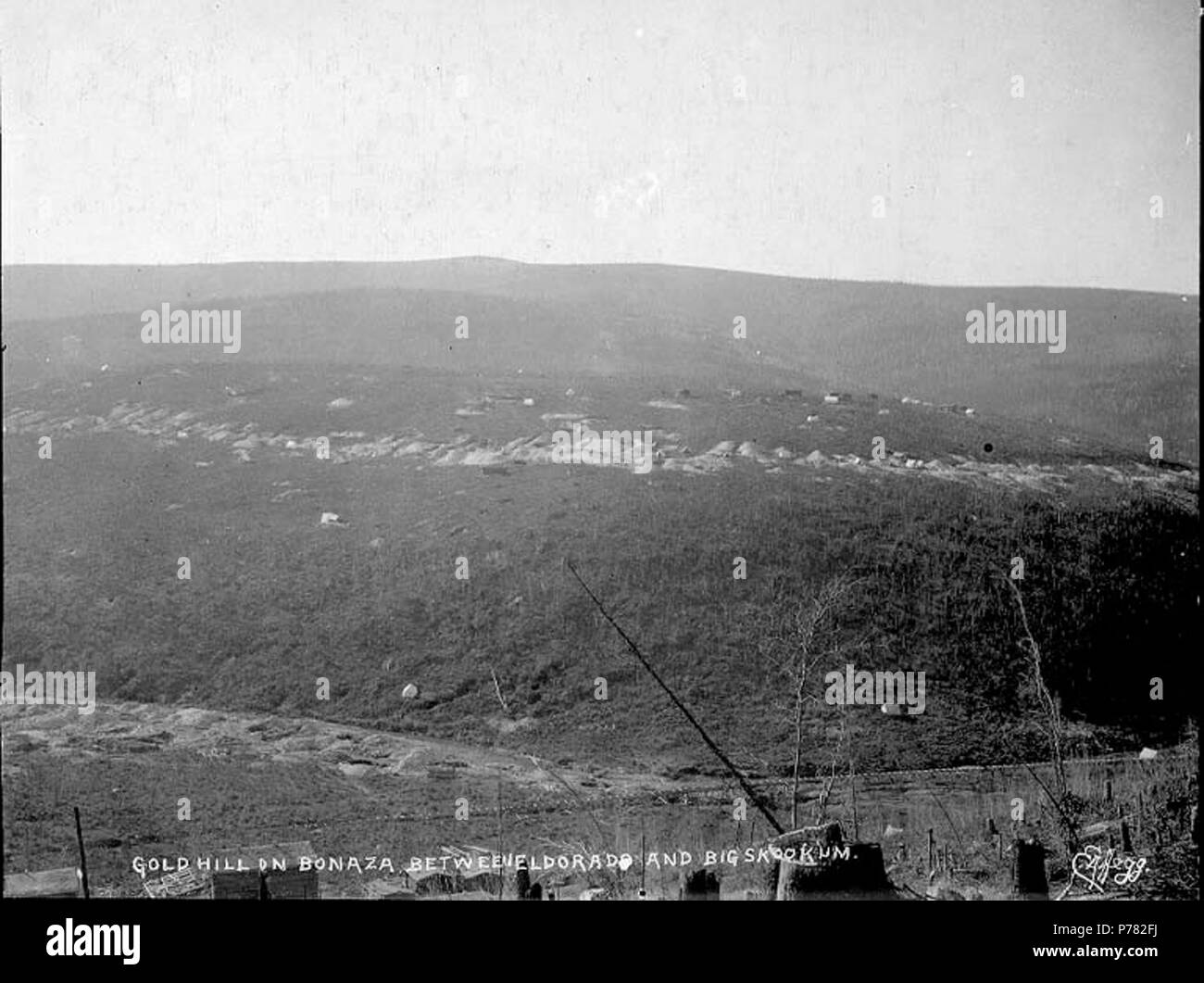 . Englisch: Panorama der Bergbau auf Gold Hill anzeigen Bonanza Creek, Yukon Territory, Ca. 1898. Englisch: Legende zum Bild: 'Gold Hill auf Bonanza zwischen Eldorado und großen skookum "Klondike Gold Rush. Themen (LCTGM): Bergbau Ansprüche - Yukon - Gold Hill Themen (LCSH): Gold Hill (Yukon). ca. 1898 10 Panorama der Bergbau auf Gold Hill anzeigen Bonanza Creek, Yukon Territory, ca 1898 HEGG (524) Stockfoto