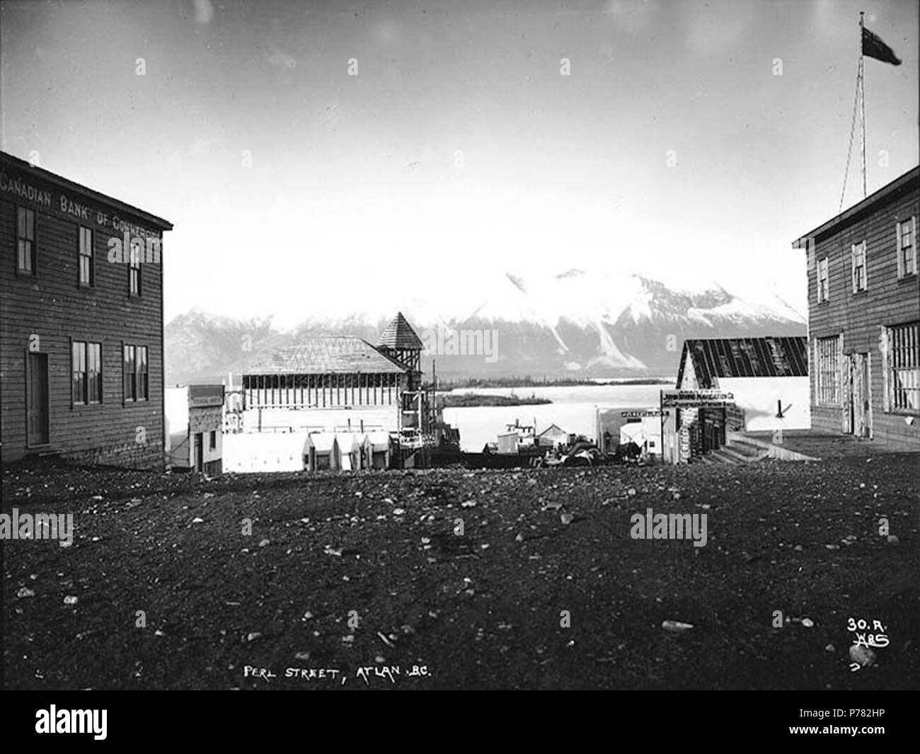 . Englisch: Pearl Avenue, Atlin in British Columbia, Ca. 1898. Englisch: Zeigt Gebäude auf der linken Seite. Bildunterschrift auf Bild: 'Perl Street, Atlan, B.C." Bild im Hegg Album 9, Seite 23. Original Foto von Eric A. Hegg 200; kopiert von Webster und Stevens 30. A. Klondike Gold Rush. Themen (LCTGM): Straßen - - British Columbia - Atlin; Unternehmen - British Columbia - Atlin Themen (LCSH): Pearl Avenue (Atlin, ca. 1898 v. Chr.) 10 Pearl Avenue, Atlin in British Columbia, ca 1898 HEGG (383) Stockfoto