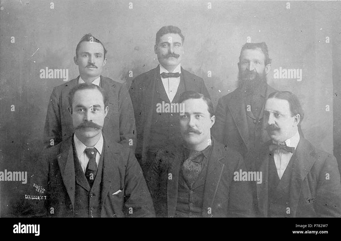 . Englisch: Portrait von sechs Männern, Dawson City, Yukon Territory, Ca. 1898. Englisch: Themen (LCTGM): Männer - Yukon - Dawson Themen (LCSH): Porträts, Gruppe. ca. 1898 11 Porträt von sechs Männern, Dawson City, Yukon Territory, ca 1898 HEGG (475) Stockfoto