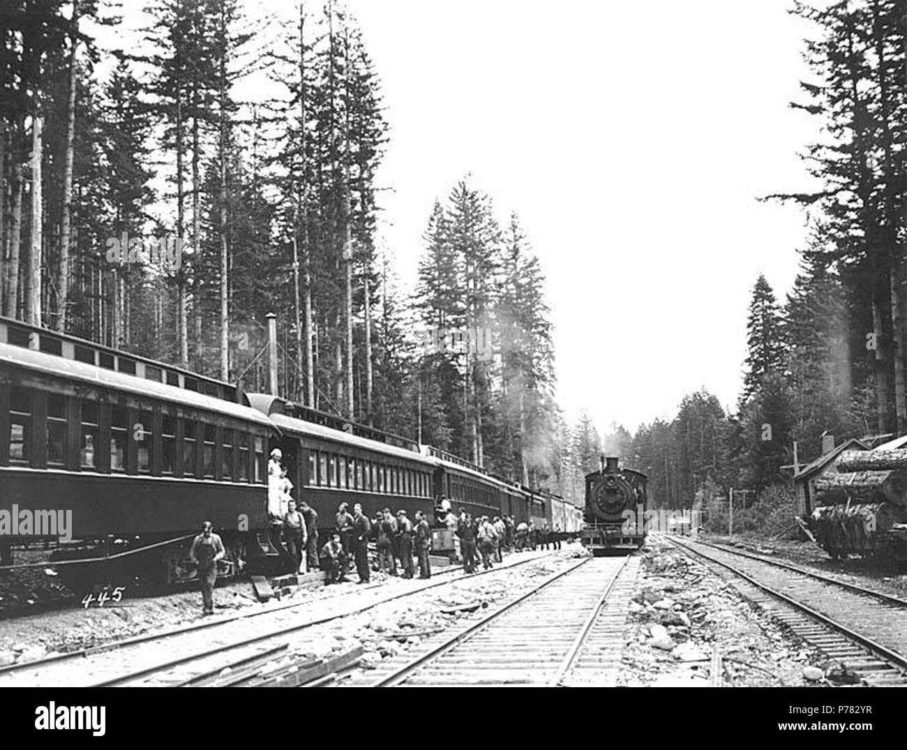 . Englisch: Railroad logging Camp, mit Küche und Messe Autos im Vordergrund und bunkhouse Autos in Abstand, crew Eingabe Mess Hall Autos für eine Mahlzeit, 2-6-2 Nordküste der Timber Company Baldwin Lokomotive Nr. 102 entgegenkommenden, Ca. 1911. Englisch: Legende auf Bild: 445 PH-Coll 516.2352 Nordküste Timber Company wurde im Geschäft kann. 1907 bis Ca. 1915, mit Protokollierung der Vorgänge an Kangley und dann im Maple Valley. Kangley ist eine Gemeinschaft, die auf einem kleinen Nebenfluss des Green River, 11 km nordöstlich von Issaquah im Südwesten King County. Es wurde von der Northern Pacific Railway für John Kangl benannt Stockfoto