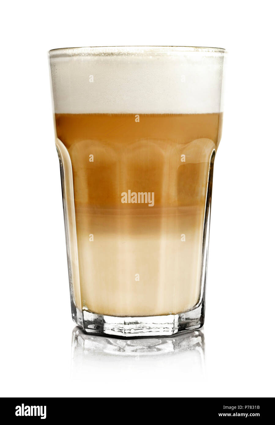 Heißer Milch, Kaffee oder Latte Macchiato Glas, isoliert auf Weiss. Italienischer Kaffee mit Milch und Schichten. Gourmet Kaffee. Stockfoto