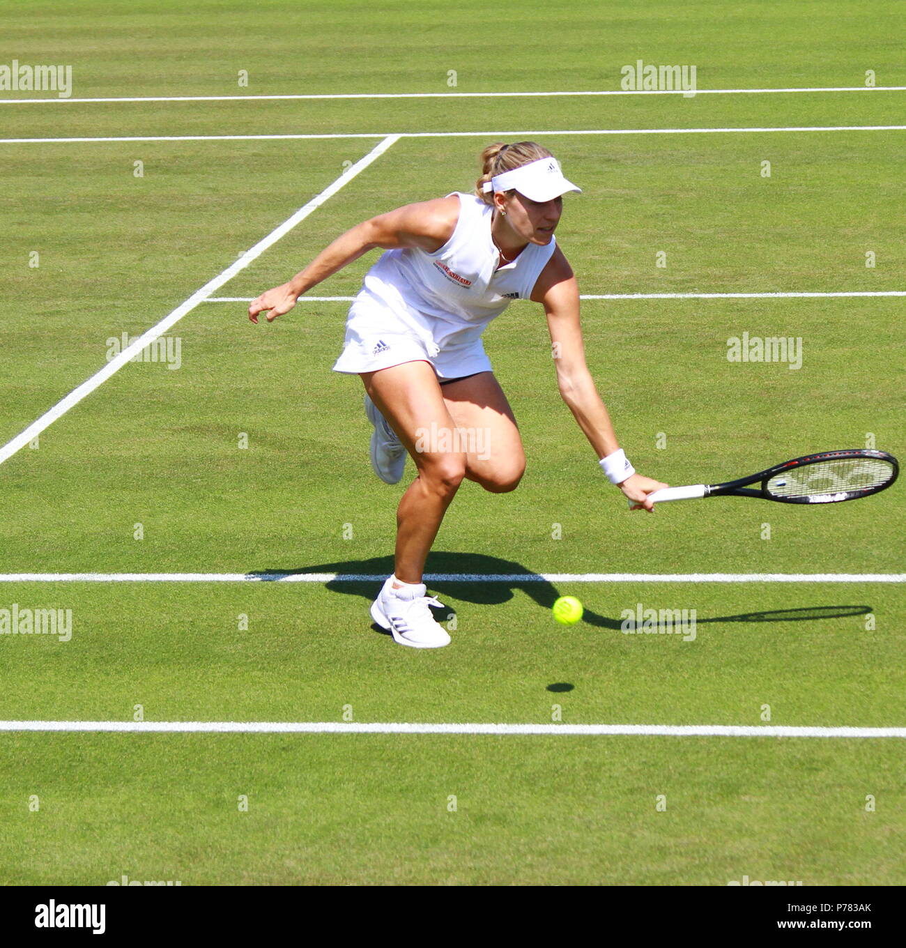 Angelique Kerber spielen in ihrem 1. Runde in Wimbledon Tennis Championships 2018, in dem Sie gewann gegen Vera Zvonareva. Wimbledon. Wimbledon Champion 2018. Stockfoto