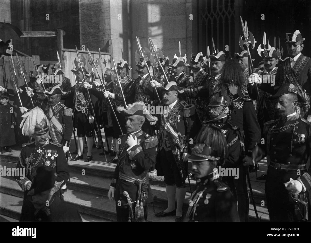 4 Abertura das Cortes, a Guarda Real dos Archeiros eine chegada de D.Manuel II (1908-04-29) - Joshua Benoliel aguardando Stockfoto