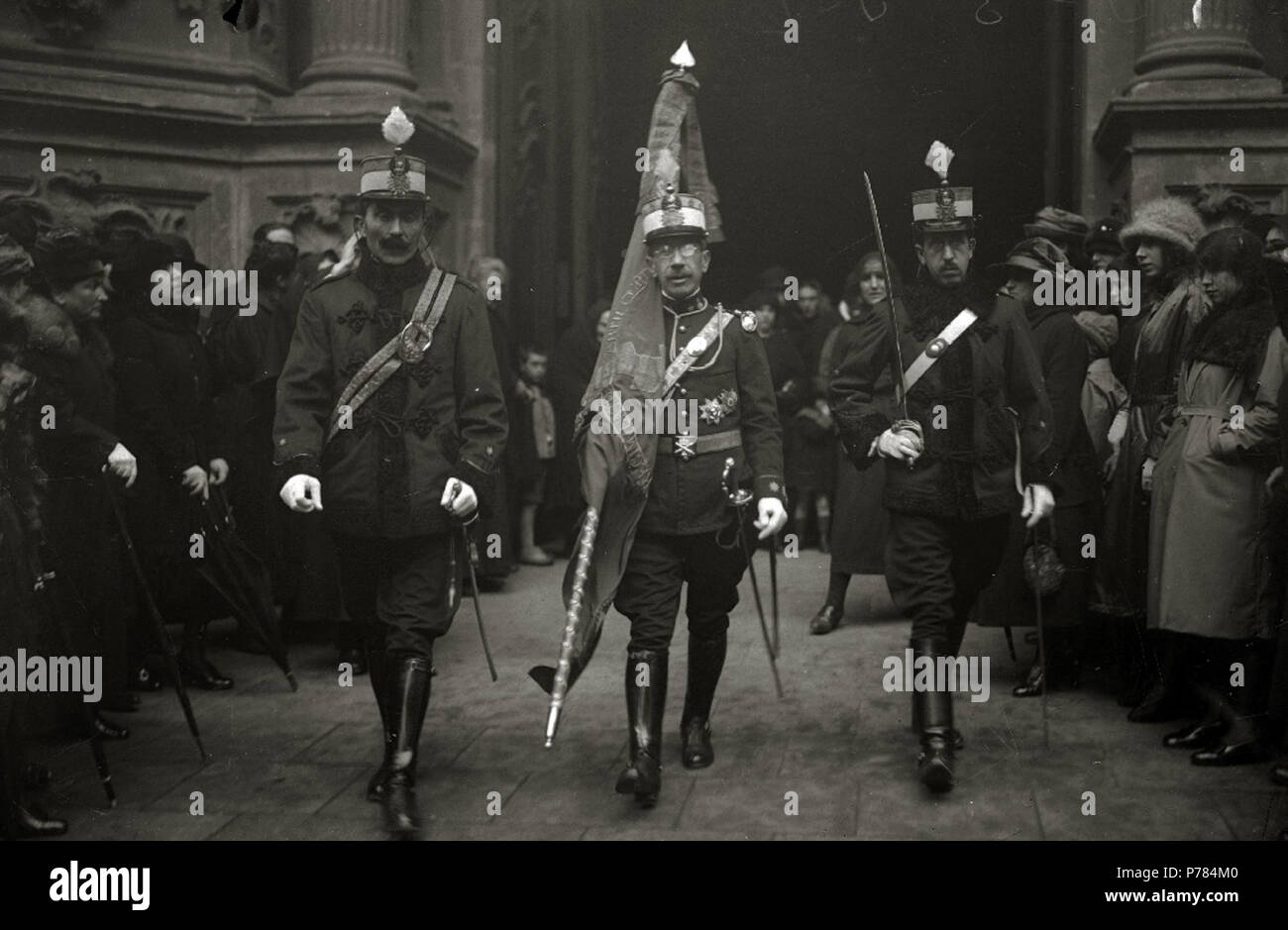 7 Autoridad militar con una Bandera a la Salida de La Basílica de Santa María tras La finalización de una celebración (1 de 6) - Fondo Car-Kutxa Fototeka Stockfoto