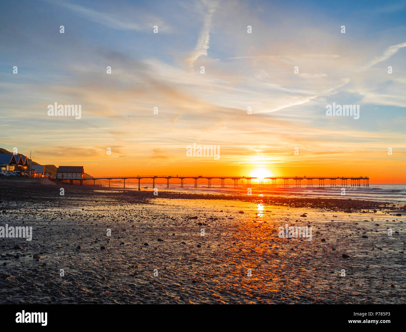 Fans, die den Sommer Sonnenuntergang von Saltburn Pier North Yorkshire Stockfoto