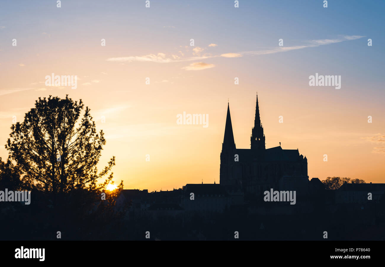 Die Kathedrale von Chartres, Kathedrale Unserer Lieben Frau von Chartres bei Sonnenuntergang in Frankreich genannt Stockfoto