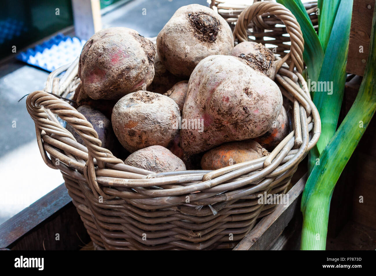 Rote Bete auf Verkauf in einem lokalen Markt Stockfoto