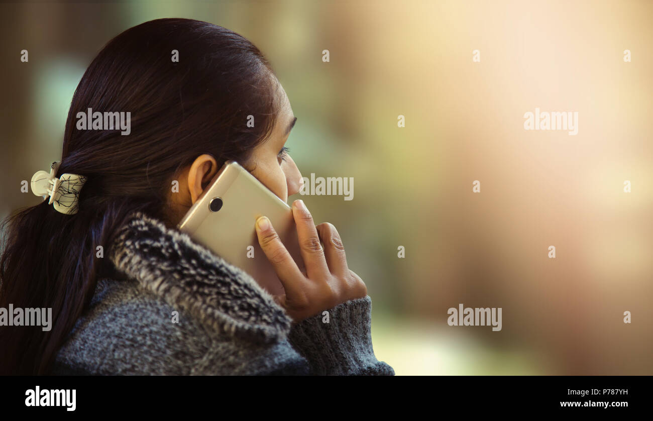 Junge Frauen im Alter zwischen 25 und 35 Jahre alt, sprechen mit Handy außerhalb. selektive Fokus, geringe Tiefenschärfe Stockfoto
