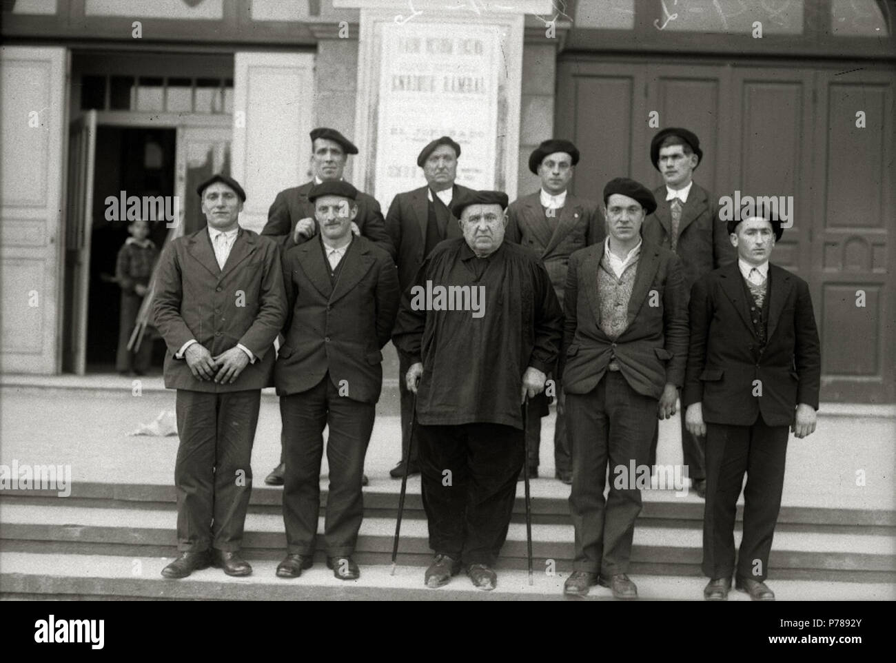 Español: Título original: Grupo de bertsolaris posando ante La Puerta del Teatro Victoria Eugenia (1/1) Lokalisation: in San Sebastián (Guipúzcoa) Euskara: Donostiako bertsolarien txapelketa Nagusia 1936. 1936 ko urtarrilaren 19 eine ospatu zen. Uztapidek bere " Lengo egunak gogoan" aipatzen duenari jarraituz: Iparraldeko Dargaitz, Harriet eta Iriarte. Palloza, Saiburu, Etxeberria, Zepai, Txapel eta Uztapide hegoaldekoak Egon ziren. N/A35 Grupo de bertsolaris posando ante La Puerta del Teatro Victoria Eugenia (1 de 1) - Fondo Car-Kutxa Fototeka Stockfoto