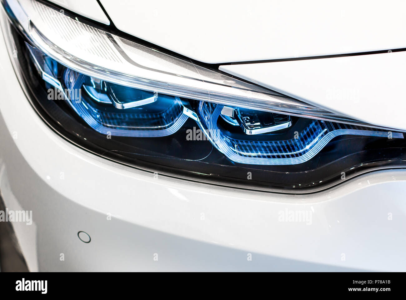 Den Scheinwerfer von einem modernen BMW-Sportwagen Stockfoto