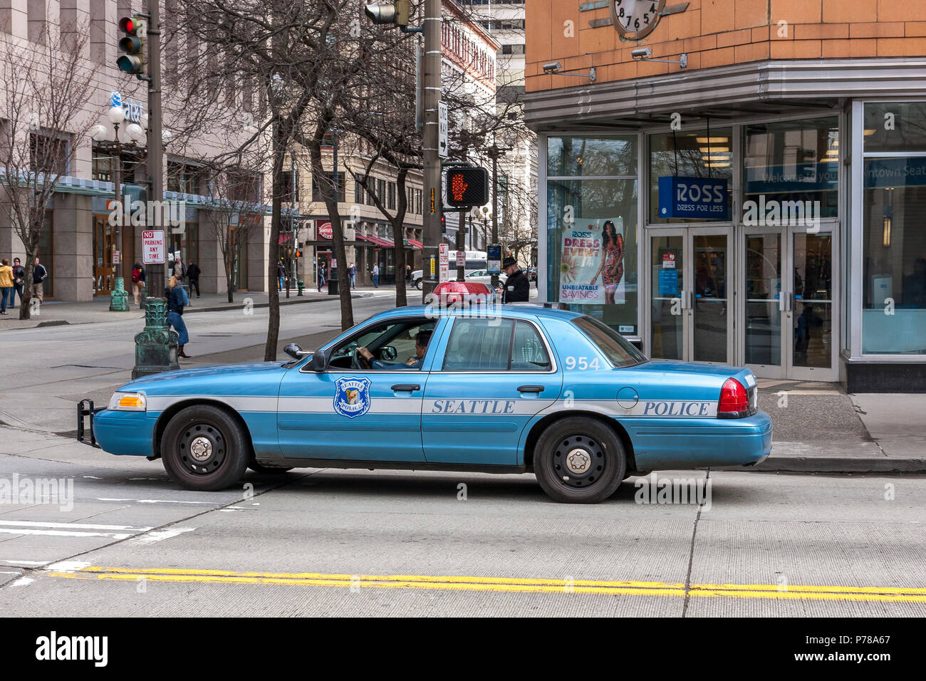 Ein Ford Crown Victoria Polizeiauto der Blauen Polizeibehörde von Seattle auf der Pike Street in der Innenstadt von Seattle, Seattle, USA Stockfoto